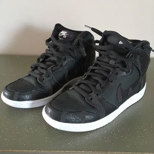 Nike SB Dunk High Camo